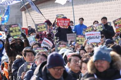 금주 탄핵 선고 관측...헌재 앞 차단벽·질서유지선 등장