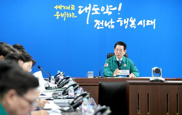 김영록 전라남도지사가 17일 오전 도청 재난종합상황실에서 실·국장 및 영상으로 연결된 시군 부단체장 관련 기관장들이 참석한 가운데 구제역 확산 방지 긴급 방역 대책 점검 영상회의를 주재하고 있다사진전남도