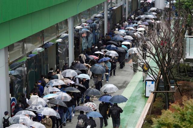 일본 야구팬들이 16일 미국 메이저리그 야구MLB 기념품 가게에 입장하기 위해 줄 서 있다사진AP연합뉴스 