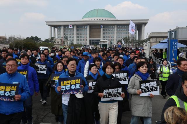 윤석열 대통령 파면 촉구 도보 행진에 참가한 박찬대 더불어민주당 원내대표를 비롯한 의원들이 국회를 출발해 광화문 농성장으로 향하고 있다 사진연합뉴스