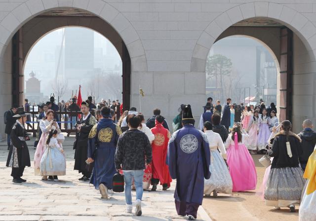 지난 10일 서울 경복궁을 찾은 외국인 관광객들이 한복을 입고 걷고 있다 사진연합뉴스