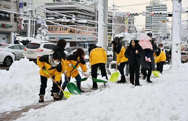 속초시 직원들이 제설작업을 하고 있다 사진속초시