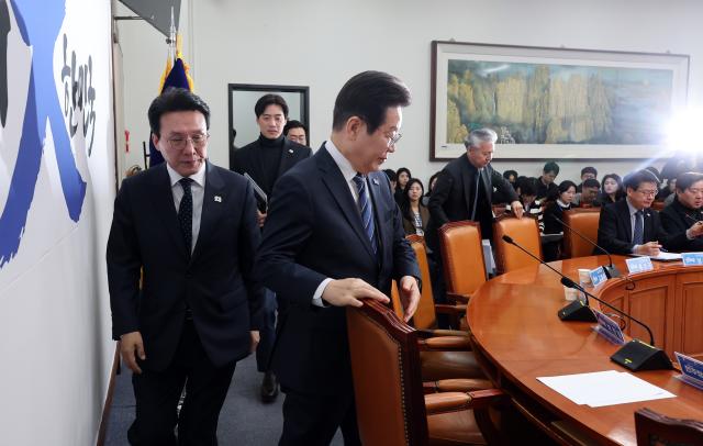 이재명 더불어민주당 대표가 17일 서울 여의도 국회에서 열린 최고위원회의에 참석하고 있다 사진연합뉴스