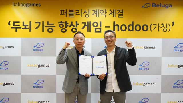 카카오게임즈벨루가와 두뇌 기능 향상 게임 ‘호두hodoo 가칭’ 퍼블리싱 계약 체결했다 사진은 왼쪽부터 한상우 카카오게임즈 대표 김종윤 벨루가 대표가 퍼블리싱 계약을 체결한 뒤 포즈를 취하고 있다사진카카오게임즈 