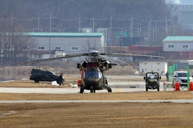 17日午後、京畿道楊州市の陸軍航空大隊で飛行していた韓国軍の無人機が地上のヘリコプターと衝突する事故が発生した事故現場一帯の様子の写真連合ニュース。