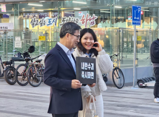 김동연 경기도지사가 1인 시위 도중 한 여성지지자로부터 격려를 받고 있다 사진강대웅 기자