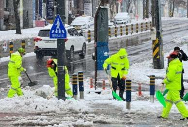 42.5cm 폭설 내린 강원도…교통사고 등 피해 이어져