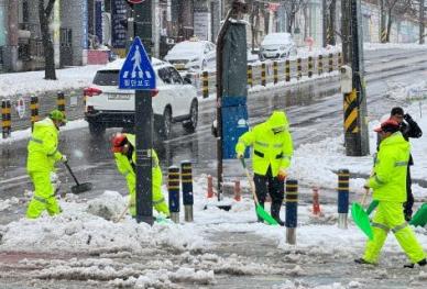 42.5cm 폭설 내린 강원도…교통사고 등 피해 이어져