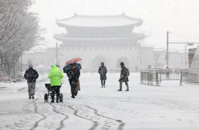 一秒回冬 首尔发布大雪预警