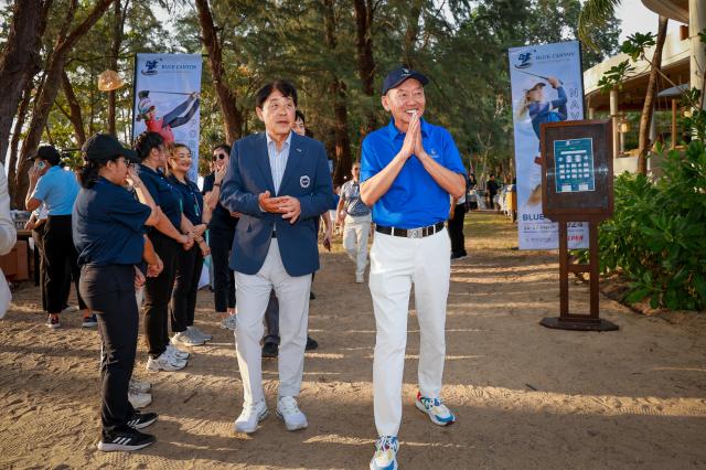 김정태 한국여자프로골프협회KLPGA 회장왼쪽부터과 프라밧 아사바 아리 블루캐니언 컨트리클럽 회장 사진블루캐니언 컨트리클럽