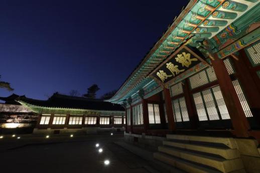 PHOTOS: Nighttime strolls at Changgyeonggung Palace