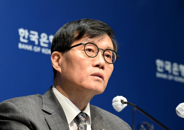 이창용 한국은행 총재가 25일 오 서울 중구 한국은행 본관에서 열린 금융통화위원회 본회의를 마친후 통화정책방향 기자 간담회를 열고 기자들의 질문에 답변을 하고 있다 20250225사진사진공동취재단