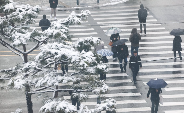 Advisory issued as rare spring snow blankets Seoul | AJU PRESS