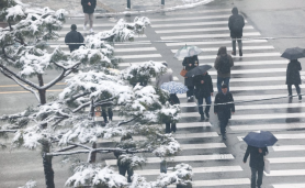 Advisory issued as rare spring snow blankets Seoul