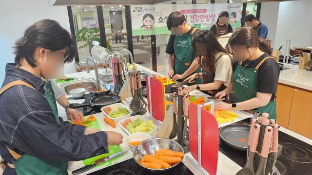 서울시가 마련한 소셜다이닝이 중년층 1인가구에게 큰 인기를 끌고 있다 시는 올해부터 이 프로그램을 25개 전 자치구로 확대시켰다고 18일 밝혔다 사진서울시