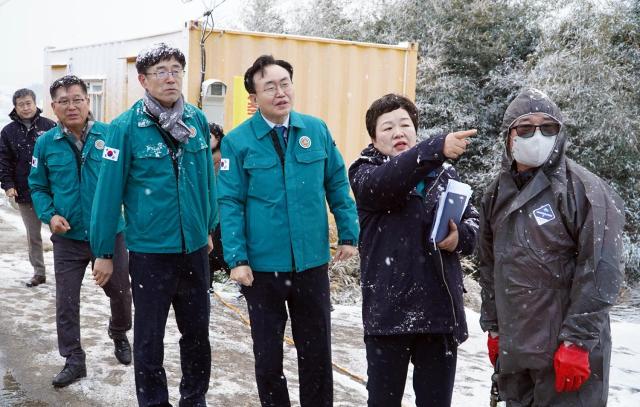 윤병태 나주시장사진 오른쪽에서 세번째이 18일 나주시 반남면에서 구제역 방역 현장을 둘러보고 방역하는 직원들을 격려했다 사진나주시