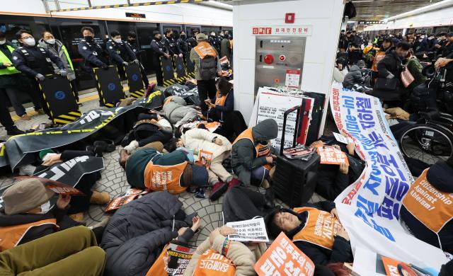 12일 서울 종로구 지하철 안국역 승강장에서 전국장애인차별철폐연대 회원들이 출근길 지하철 다이인Die-in 행동을 하고 있다사진연합뉴스