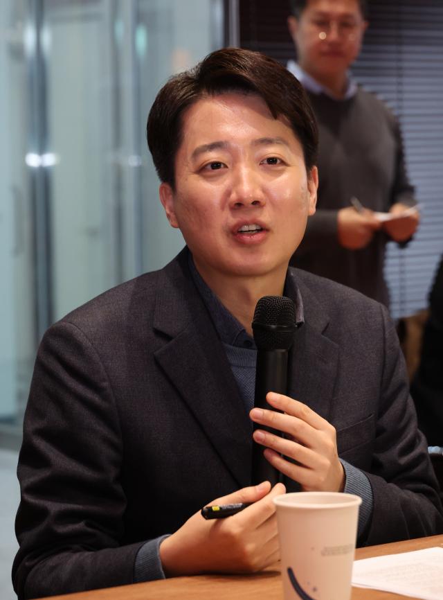 18일 이준석 개혁신당 의원이 서울 성수동 인공지능AI 기반 서비스 로봇 전문 기업인 엑스와이지를 방문 스타트업 대표들과 간담회를 하고 있다 사진연합뉴스