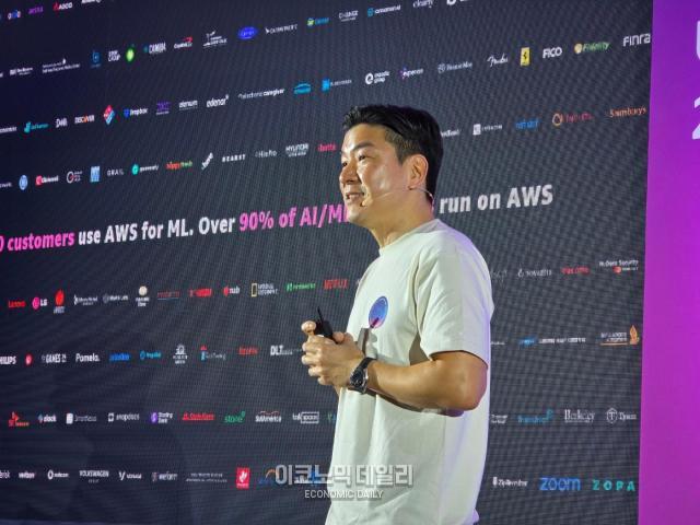 김영태 AWS 한국 시니어 세일즈 매니저가 18일 서울 삼성동 코엑스에서 열린 AWS 유니콘데이 2025 키노트에서 발표하고 있다 사진이지환 기자