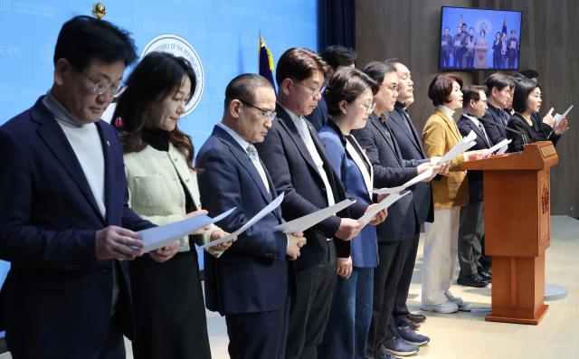 더불어민주당 국회 외교통일위원회 산업통상자원중소벤처기업위원회 정보위원회 위원들이 18일 서울 여의도 국회 소통관에서 미국 에너지부가 한국을 민감국가로 지정한 것과 관련해 기자회견을 하고 있다 사진연합뉴스