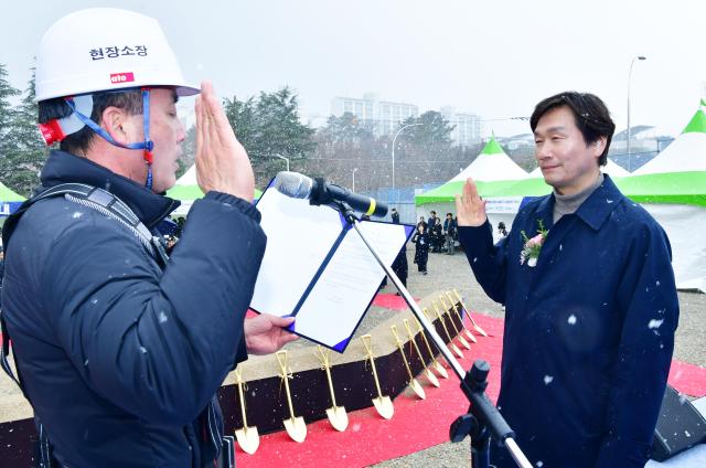 조현일 경산시장이  ICT융복합 어린이 재활기기 실증센터 착공식에 참석해 공사현장 관계자로부터 무사고 공사 선서를 받고 있다 사진경산시