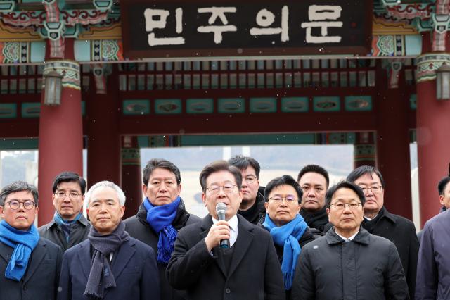 18일 광주 북구 운정동 국립 5·18 민주묘지에서 이재명 더불어민주당 대표가 참배를 마치고 기자들의 질문에 답하고 있다 사진연합뉴스