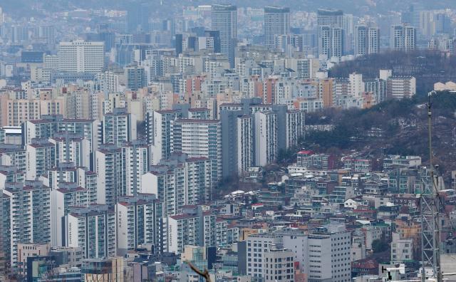 서울 남산에서 바라본 서울 다세대 주택과 아파트단지 모습 연합뉴스