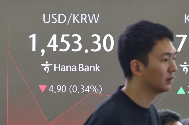 지난 12일 오전 서울 중구 하나은행 본점 딜링룸 현황판에 원·달러 환율이 표시돼 있다 사진연합뉴스