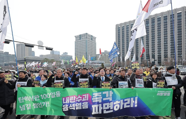 지난 17일 서울 종로구 광화문광장에서 윤석열 즉각퇴진·사회대개혁비상행동 주최로 열린 윤석열 즉각 파면 촉구 각계 긴급시국선언 집회에서 박찬대 민주당 원내대표를 비롯한 참가자들이 헌법재판소로 행진하고 있다 사진연합뉴스