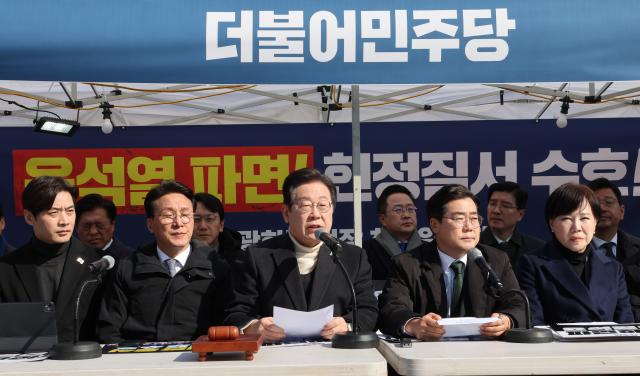 이재명 더불어민주당 대표가 19일 서울 종로구 경복궁역 부근 광화문 민주당 천막 농성장에서 열린 현장 최고위원회의에서 발언하고 있다 사진연합뉴스