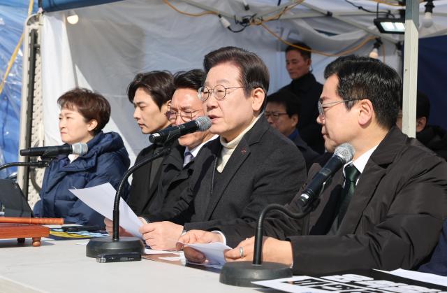 이재명 더불어민주당 대표가 19일 서울 종로구 경복궁역 부근 광화문 민주당 천막 농성장에서 열린 현장 최고위원회의에서 발언하고 있다 사진연합뉴스