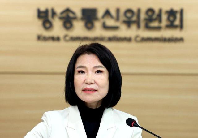 이진숙 방송통신위원회 위원장이 19일 정부과천청사 방통위에서 열린 6차 위원회 회의에 앞서 발언하고 있다 사진연합뉴스
