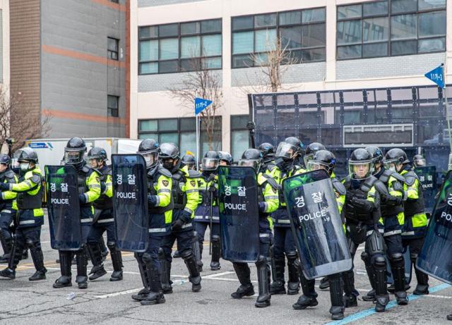 Police officers participate in a training session for emergency preparedness at the Seoul Metropolitan Police Agency on March 18 2025 as the final verdict of President Yoon Suk Yeols impeachment trial nears Yonhap