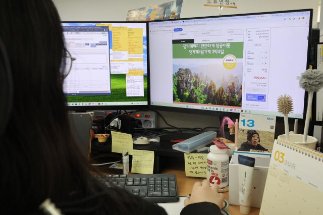 여행사들이 중국 패키지여행 상품 강화에 나서고 있는 가운데 13일 서울 중구 노랑풍선 본사에서 직원이 업무를 보고 있다  사진연합뉴스