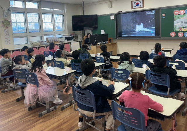 기장군이 월내초등학교에서 방사능방재 교육을 실시하고 있다