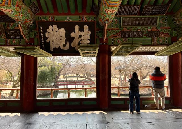 작년 가을부터 관광객이 광한루에 올라 경치를 감상할 수 있게 됐다 사진김다이 기자