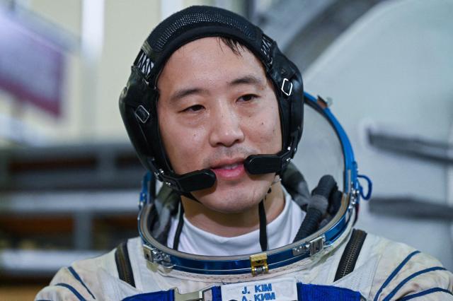 NASA 우주비행사 조니 김이 지난 13일 러시아 가가린 우주비행사 훈련센터에서 최종 훈련에 참가하는 모습 사진로이터 연합뉴스