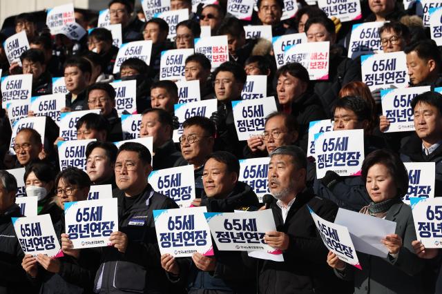 국회 앞 계단에서 한국노동조합총연맹 조합원들이 65세 정년연장 법제화 국회입법촉구 기자회견을 하고 있다 사진연합뉴스