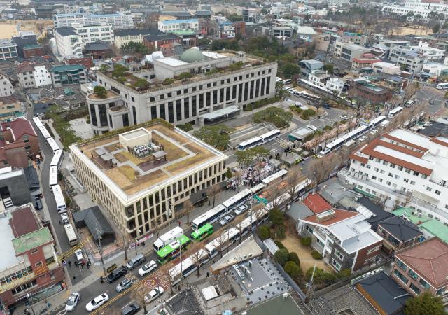 지난 12일 서울 종로구 헌재 주위에 경찰 버스가 배치돼 있다 사진연합뉴스