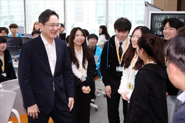 이재용 삼성전자 회장이 20일 서울 강남구 삼성 청년 소프트웨어 아카데미SSAFY에서 열린 청년 취업 지원 현장 간담회를 마친 뒤 아카데미를 둘러보며 청년들과 대화하고 있다 사진연합뉴스 