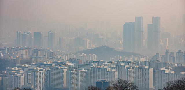 서울 남산에서 바라본 서울 중구와 성동구 일대 아파트 단지의 모습 연합뉴스