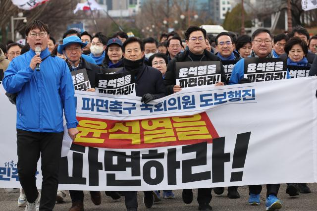 윤석열 대통령 파면 촉구 도보 행진에 참여한 국회의원들이 18일 서울 여의도 국회에서 광화문을 향해 출발하고 있다 사진연합뉴스