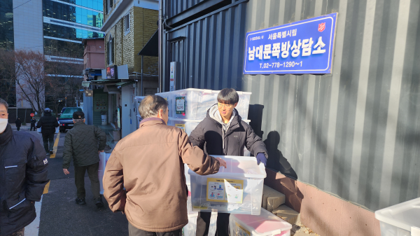 남대문쪽방 주민에게 구호키트를 전달하고 있다 사진서울시