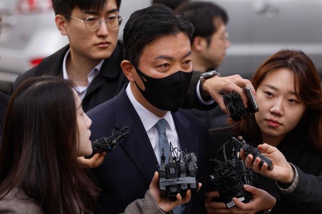 윤석열 대통령 체포 방해 혐의를 받는 김성훈 대통령경호처 차장이 21일 서울 마포구 서울서부지방법원에서 열린 영장실질심사에 출석 취재진의 질문에 답하고 있다사진연합뉴스