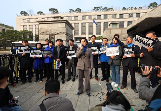 권향엽 더불어민주당 의원이 21일 서울 종로구 헌법재판소 앞에서 열린 더불어민주당 윤석열 대통령 즉각 파면 촉구 기자회견에서 발언하고 있다 사진연합뉴스