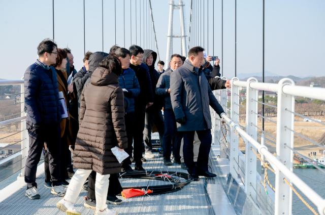 이충우 시장이 준공을 앞둔 출렁다리에 대한 사전 현장점검을 실시했다 사진여주시