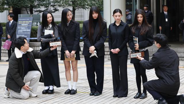 걸그룹 뉴진스NJZ가 7일 서울 서초구 서울중앙지방법원에서 열린 기획사 지위보전 및 광고계약 체결 등 금지 가처분 신청의 심문기일을 마친 뒤 법원 청사를 나서며 취재진 질문에 답하고 있다 왼쪽부터 하니 민지 혜인 해린 다니엘 사진연합뉴스