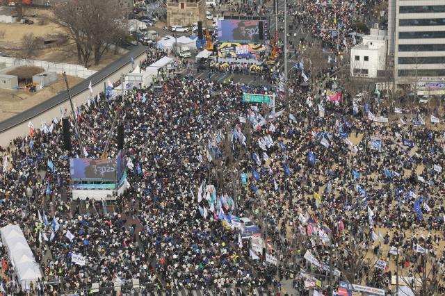 지난 15일 서울 종로구 경복궁 동십자각에서 열린 윤석열 즉각 퇴진·사회대개혁 15차 범시민대행진에서 참가자들이 구호를 외치고 있다 사진연합뉴스