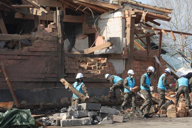 지난 10일 오전 경기도 포천시 이동면 노곡리 공군 전투기 오폭 사고 현장에서 공군 장병이 파손된 민가의 잔해를 정리하고 있다 사진연합뉴스