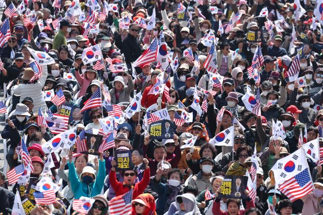 22일 서울 중구 세종대로에서 열린 윤석열 대통령 탄핵반대 광화문국민대회에서 참가자들이 구호를 외치고 있다사진연합뉴스